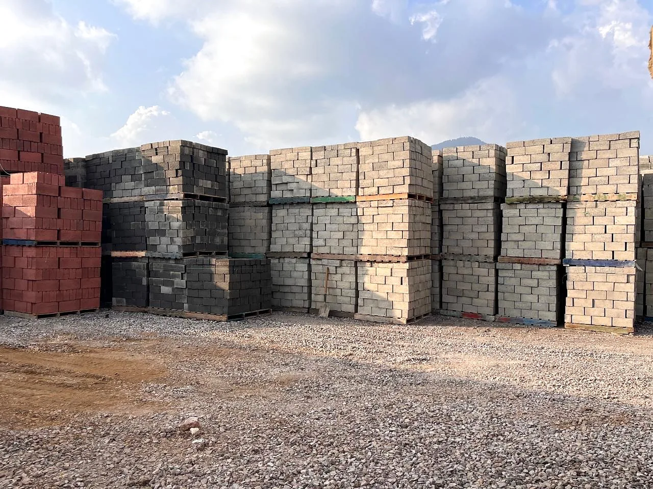 Inventario de blocks y prefabricados en el patio de CONSTRU TODO
