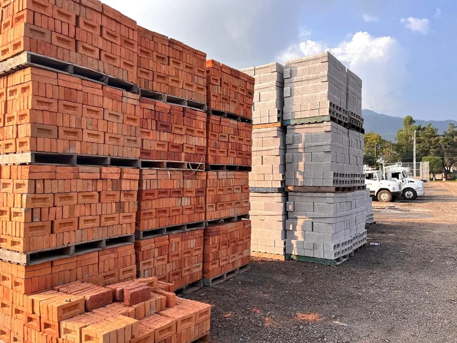 Inventario de tabiques listo para surtir a obra