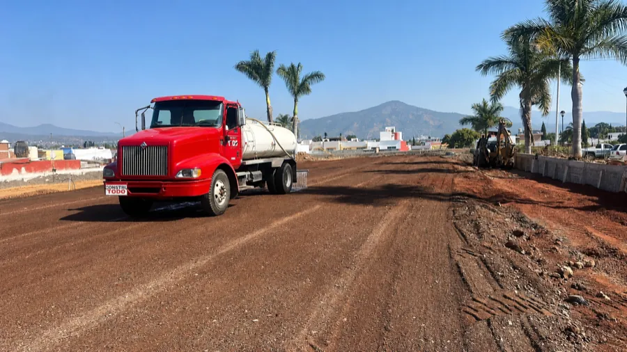 Pipa regando la terracería de una vialidad en construcción