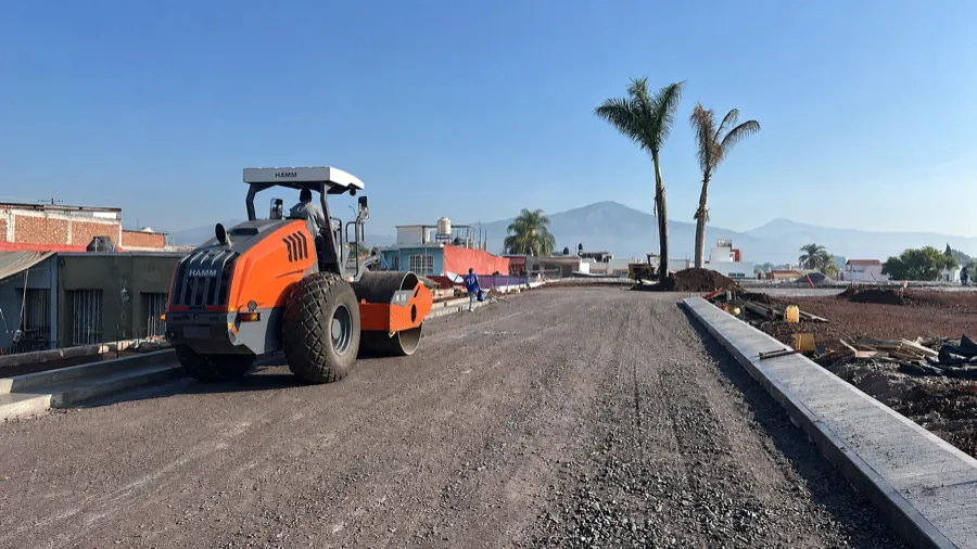 Compactador trabajando en una vialidad con guarniciones ya coladas